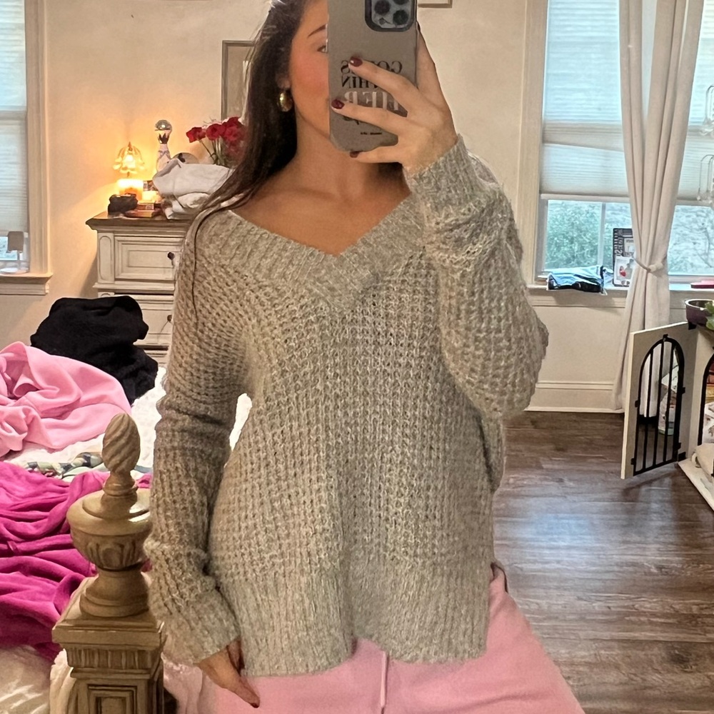 Hollister Women's Gray V-Neck Sweater